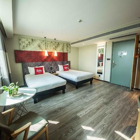 Ibis Urumqi Weixing Square Hotel Bagian luar foto