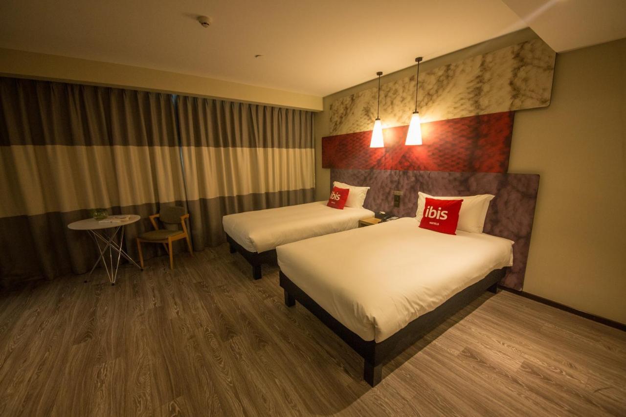Ibis Urumqi Weixing Square Hotel Bagian luar foto