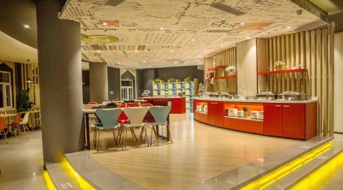 Ibis Urumqi Weixing Square Hotel Bagian luar foto