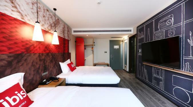 Ibis Urumqi Weixing Square Hotel Bagian luar foto