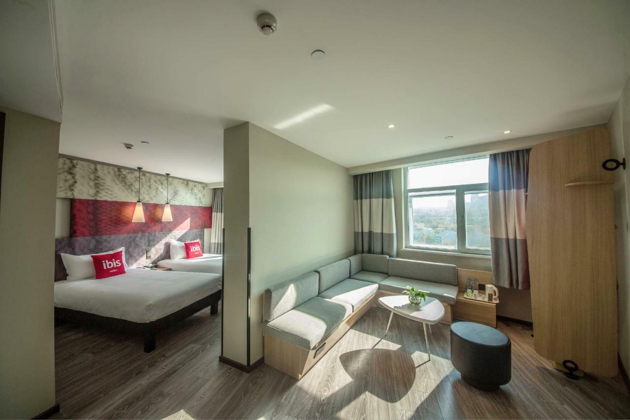 Ibis Urumqi Weixing Square Hotel Bagian luar foto