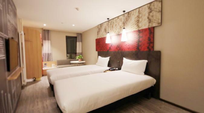 Ibis Urumqi Weixing Square Hotel Bagian luar foto