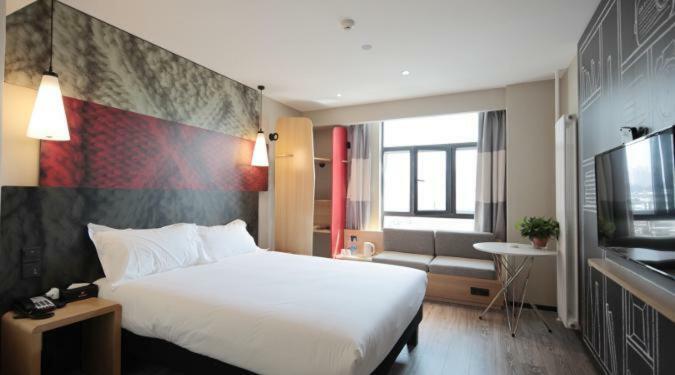 Ibis Urumqi Weixing Square Hotel Bagian luar foto