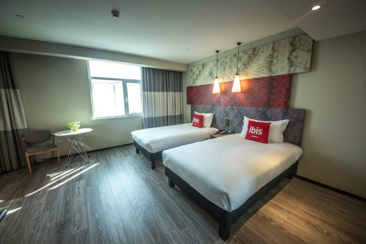 Ibis Urumqi Weixing Square Hotel Bagian luar foto